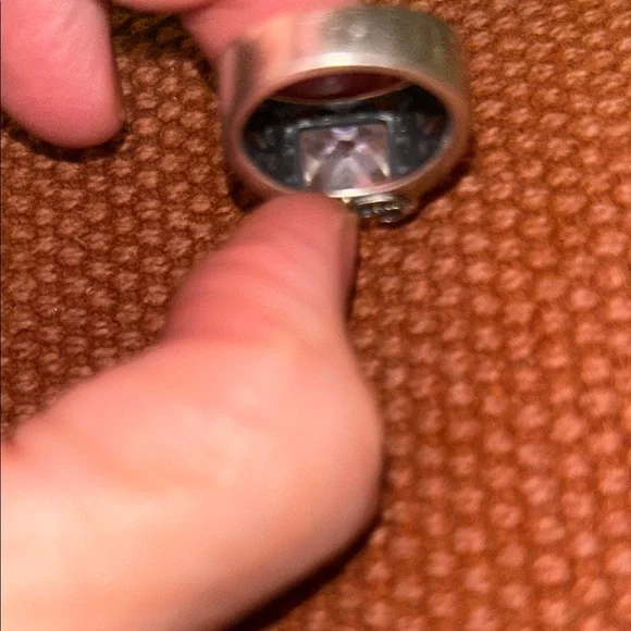 Stunning Silver Ring with Clear Gemstone - Picture 4 of 7